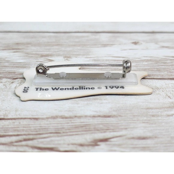 The Wendelline 2" Striped Cat 1994 Retro Vintage Pin Brooch Purple Feline - Picture 5 of 5